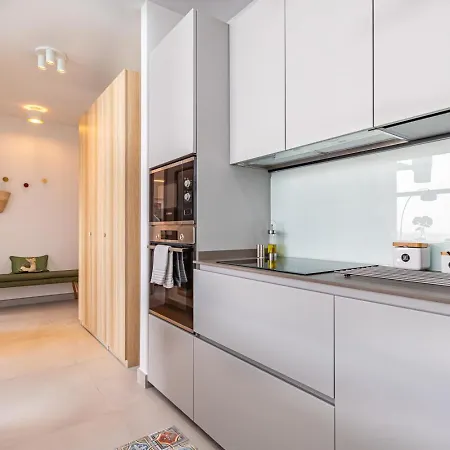 Penthouse Alba, Med One- Higueron, フエンヒロラ