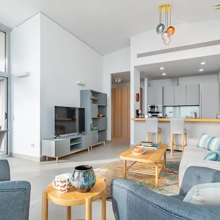 Penthouse Alba, Med One- Higueron, フエンヒロラ